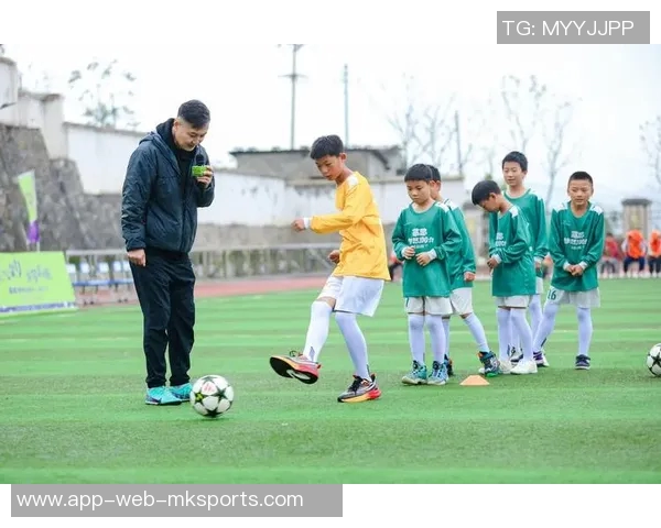 小学课本中那些激励我们追梦的足球明星故事与成长历程